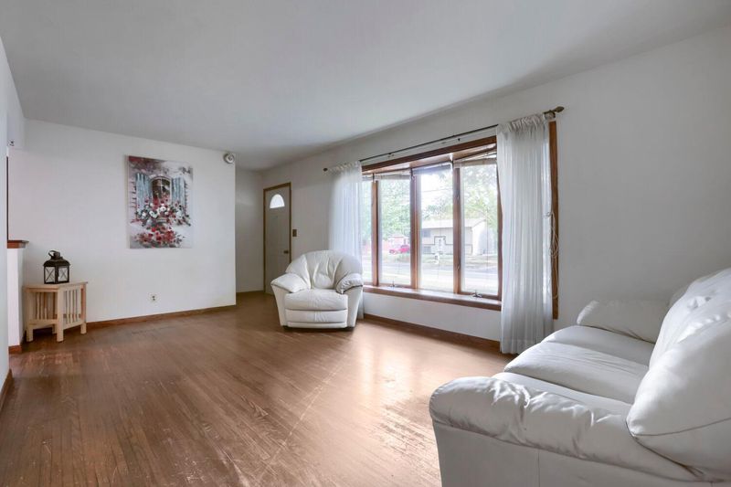2021 English St, Maplewood, MN 55109