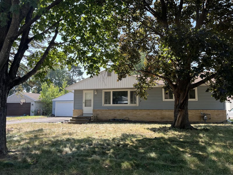 889 2nd St NW, New Brighton, MN 55112