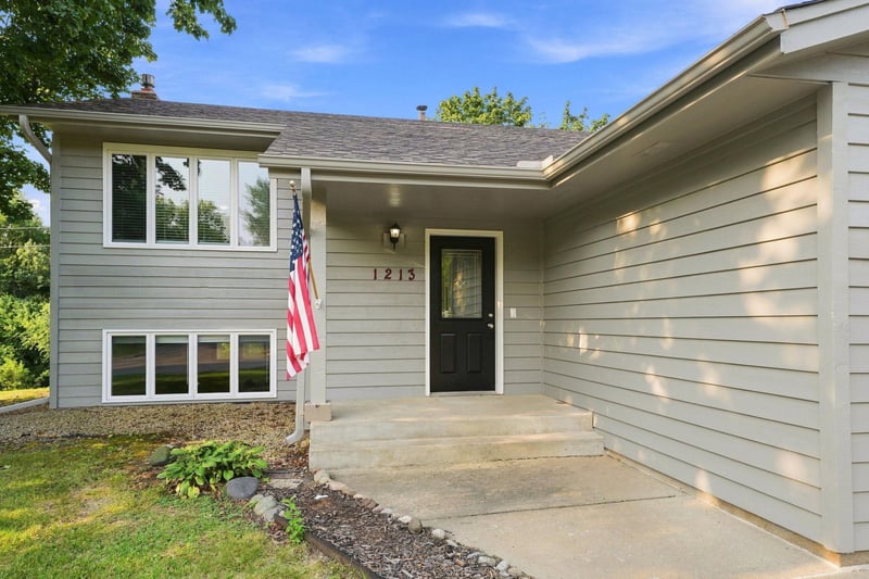 1213 W 158th St, Burnsville, MN 55306