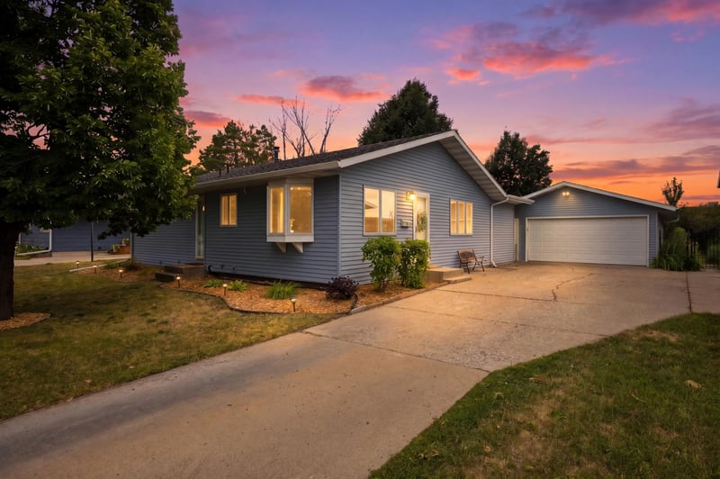 519 Appletree Ln, Moorhead, MN 56560