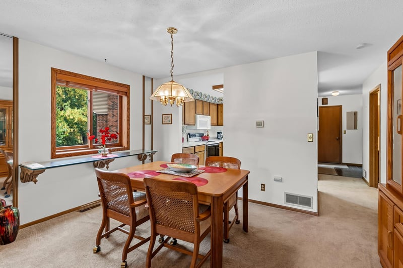 2420 Mendelssohn Ln N #5, Golden Valley, MN 55427