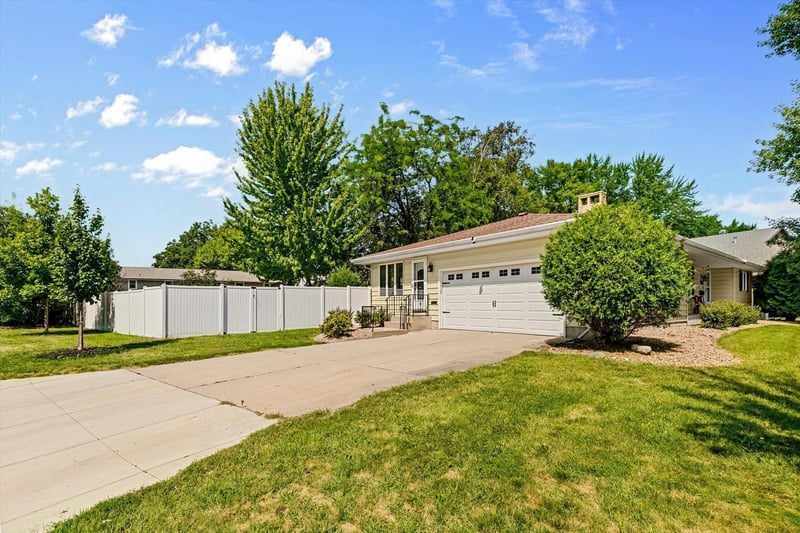 754 Southview Ct SW, Hutchinson, MN 55350