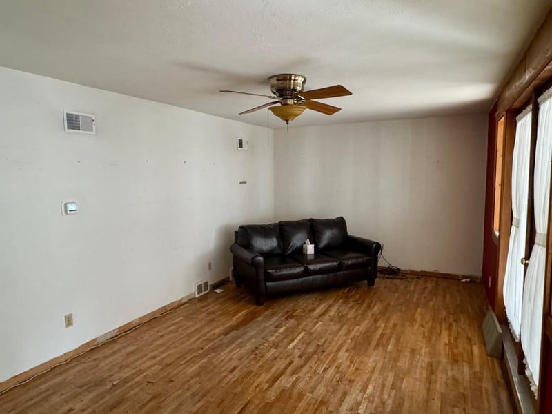 906 W Walnut Ave, Olivia, MN 56277