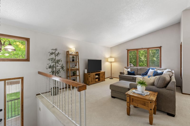 1595 Four Oaks Rd, Eagan, MN 55121