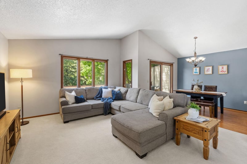 1595 Four Oaks Rd, Eagan, MN 55121