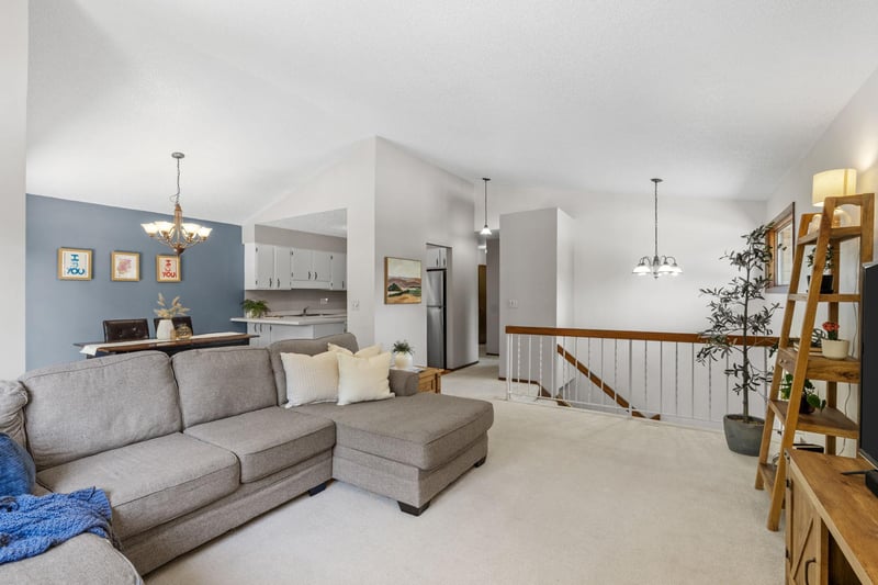 1595 Four Oaks Rd, Eagan, MN 55121