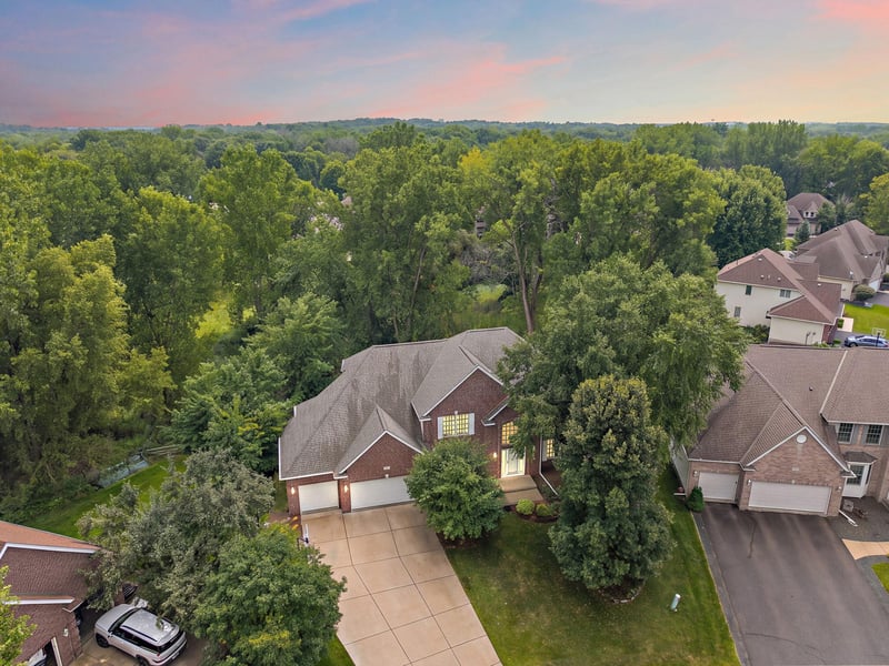 1401 Larkspur Ct, Woodbury, MN 55129