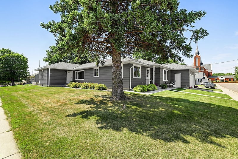 211 Cedar Ave S, Watkins, MN 55389