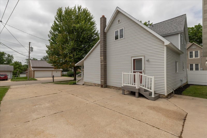 105 4th St Nw, Kasson, MN 55944