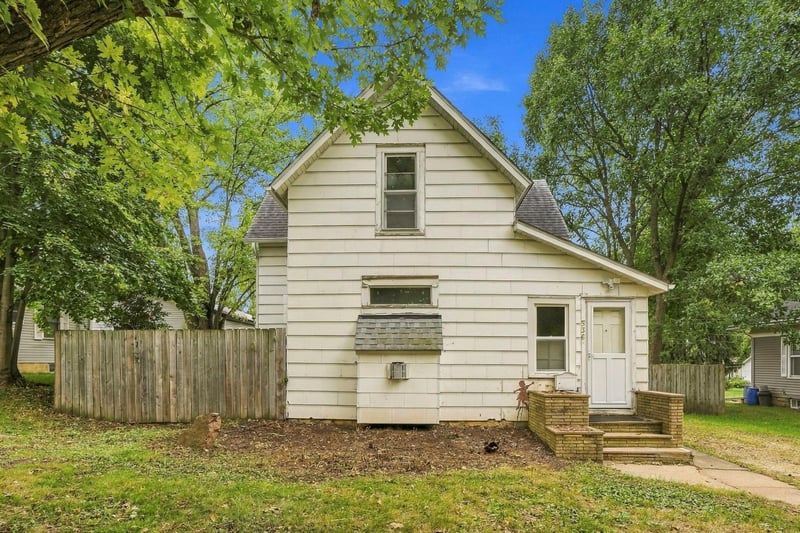 536 E Maple St, River Falls, WI 54022
