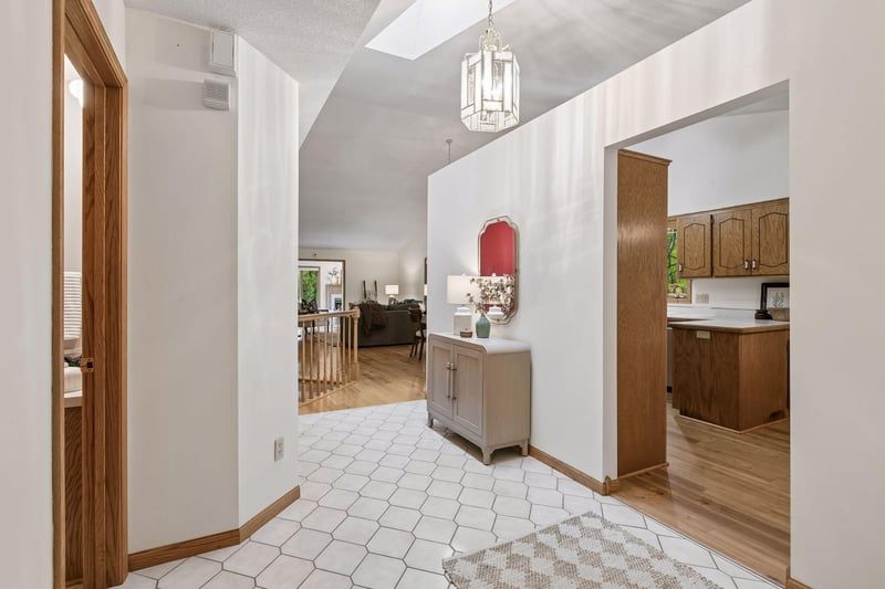 695 Emerald Rg, Roseville, MN 55113