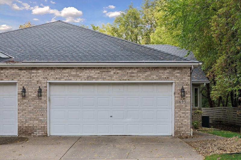 695 Emerald Rg, Roseville, MN 55113