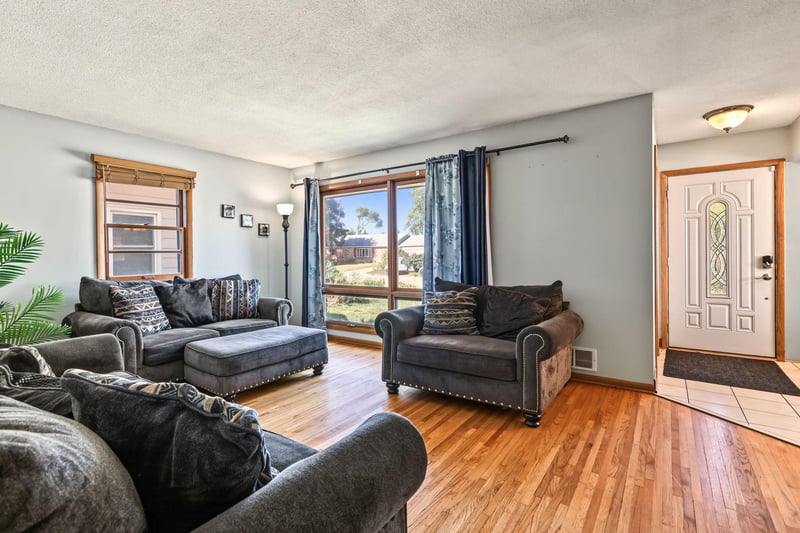 3401 Mcnair Dr N, Robbinsdale, MN 55422