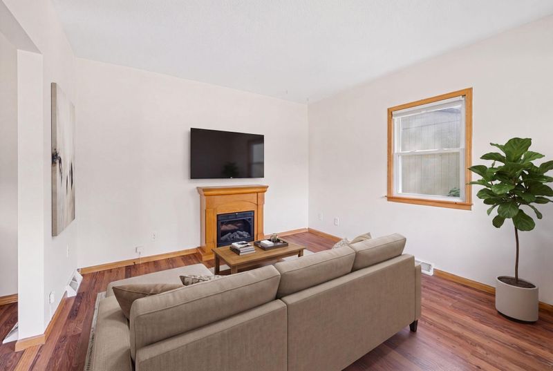 1331 4th St E, Saint Paul, MN 55106