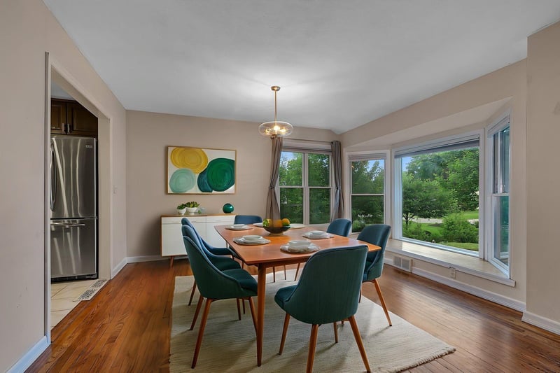 10206 Lakeview Dr W, Minnetonka, MN 55305