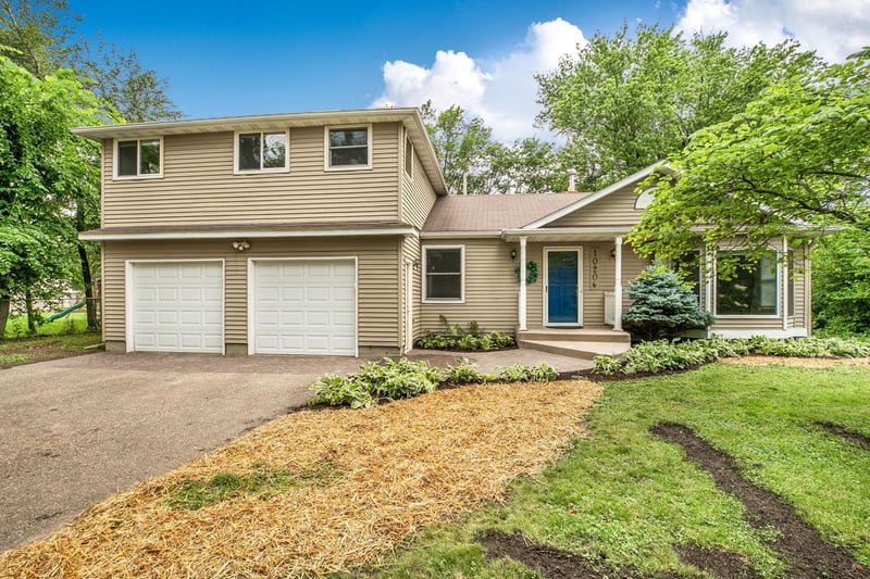 10206 Lakeview Dr W, Minnetonka, MN 55305