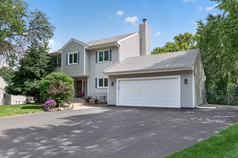 18425 Harrogate Dr, Eden Prairie, MN 55346