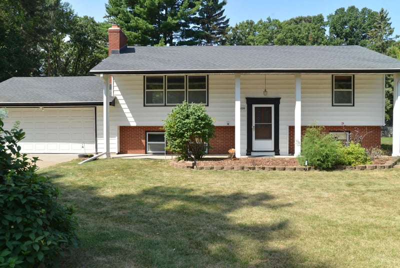 2226 Pleasant View Dr, New Brighton, MN 55112