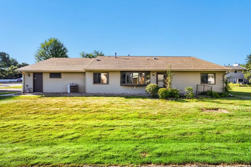 3743 Goodwin Ave N, Oakdale, MN 55128