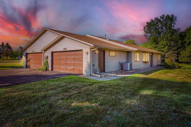 3743 Goodwin Ave N, Oakdale, MN 55128