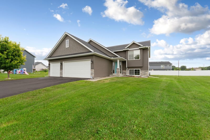 2401 Foxtail Ln, Faribault, MN 55021