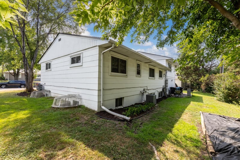 725 Robinwood Ln, Hopkins, MN 55305