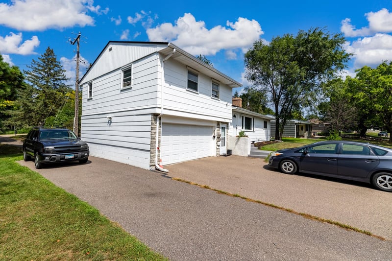 725 Robinwood Ln, Hopkins, MN 55305