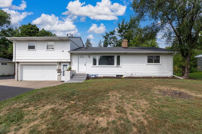 725 Robinwood Ln, Hopkins, MN 55305