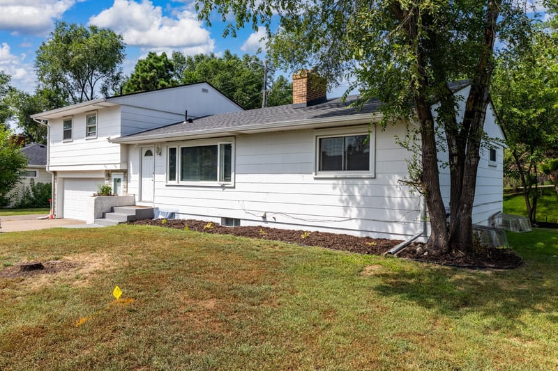 725 Robinwood Ln, Hopkins, MN 55305