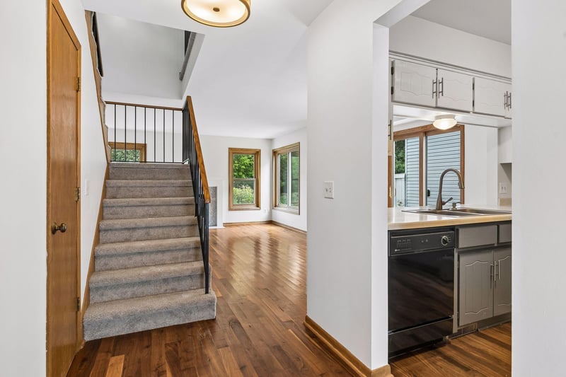 1405 Granada Trl N, Oakdale, MN 55128