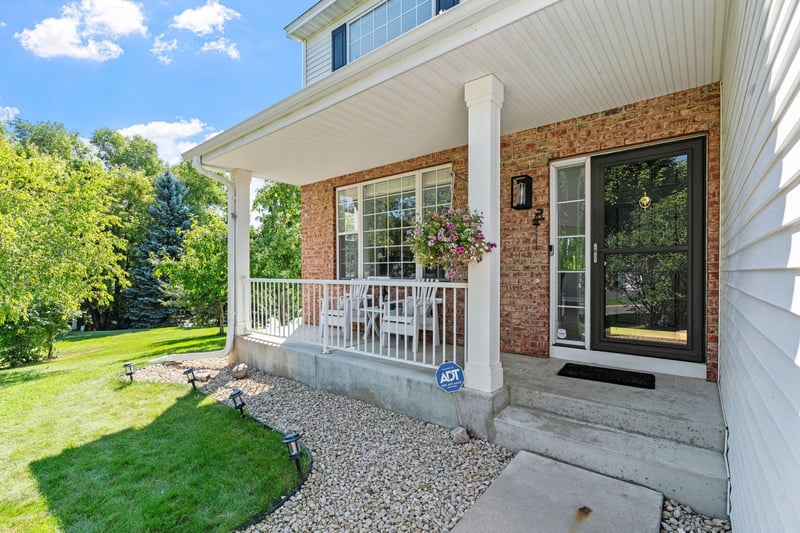 2051 Highgate Cir, Chanhassen, MN 55317