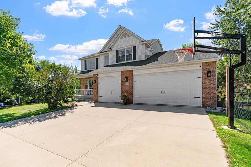 2051 Highgate Cir, Chanhassen, MN 55317