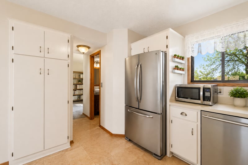 4505 Orchid Cir, Plymouth, MN 55446