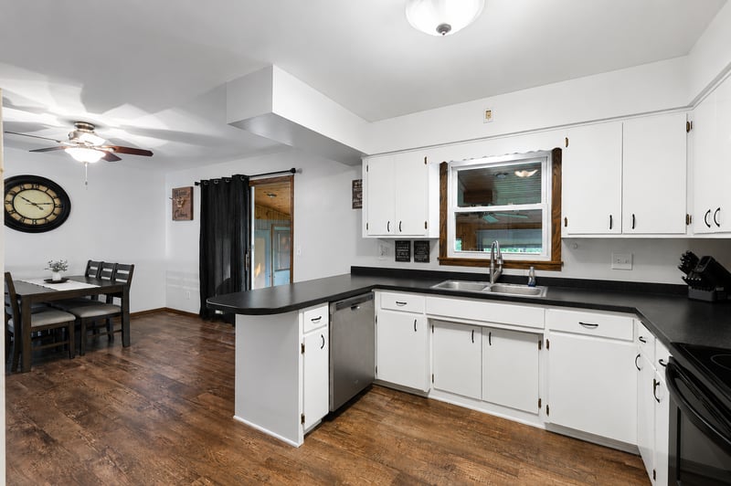 1516 Wellington Crescent, Faribault, MN 55021