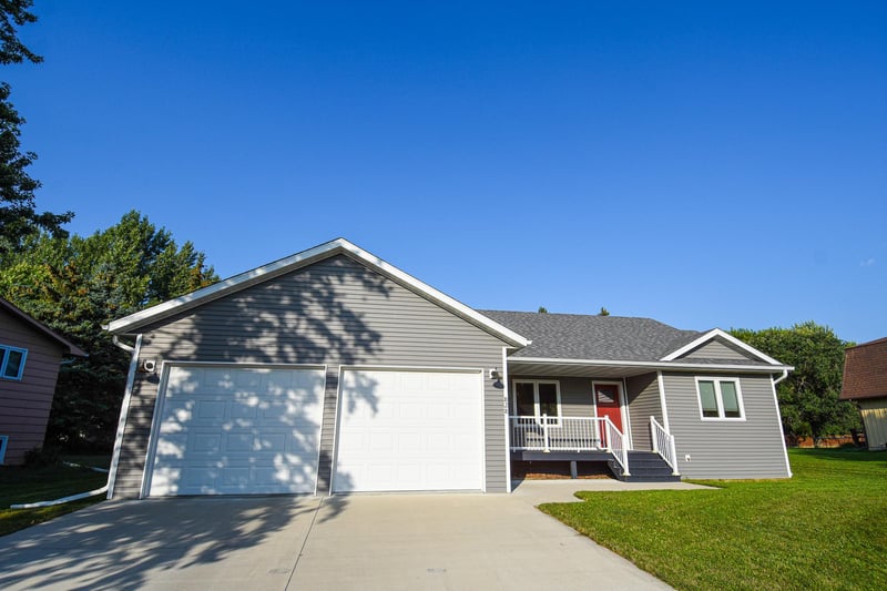 828 Alice Dr, Thief River Falls, MN 56701