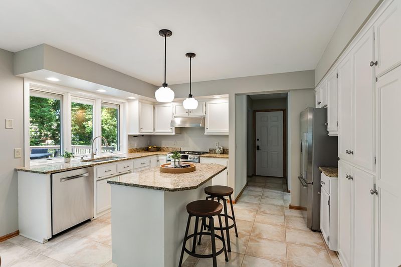 9017 Larkspur Ln, Eden Prairie, MN 55347