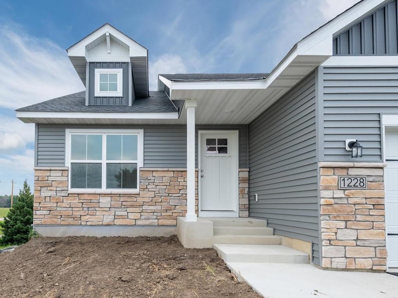 1228 Olivia St SE, New Prague, MN 56071