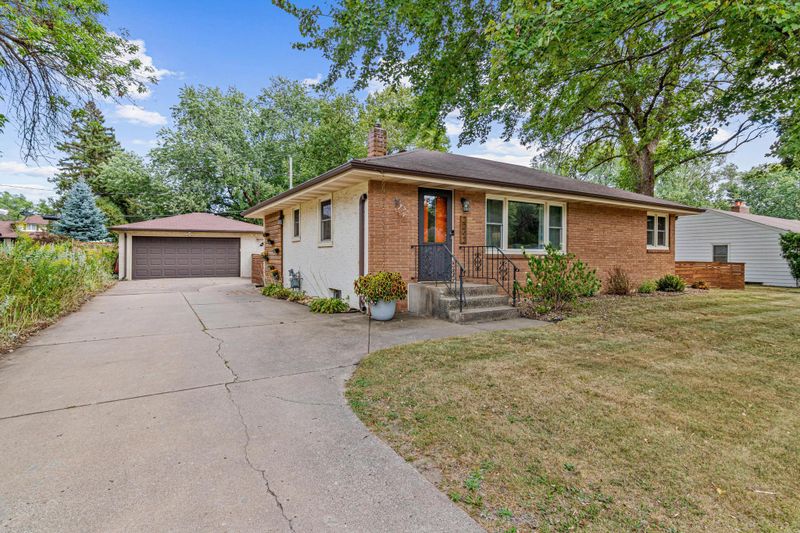 2242 Milton St N, Roseville, MN 55113