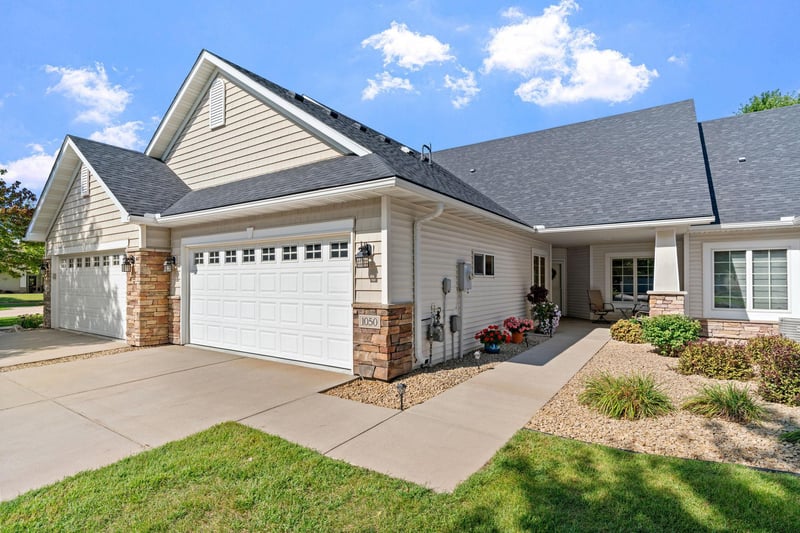 1050 Woodland Dr, Hastings, MN 55033