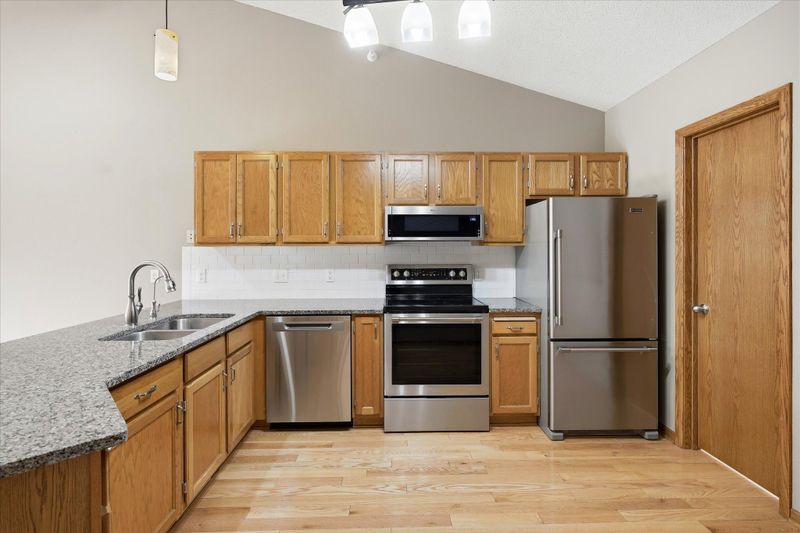 10605 44th Ave N #E, Plymouth, MN 55442