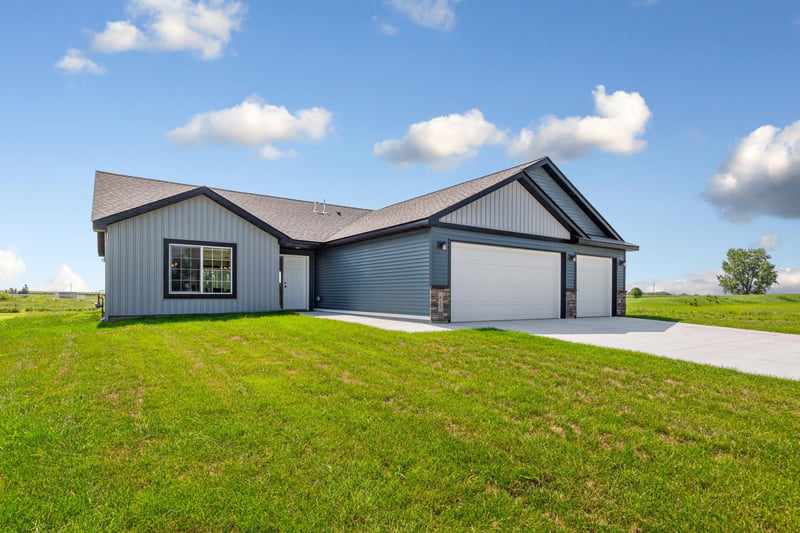 812 Pond View Dr, Arlington, MN 55307