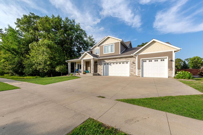 317 Oak Marsh Dr, Mankato, MN 56001