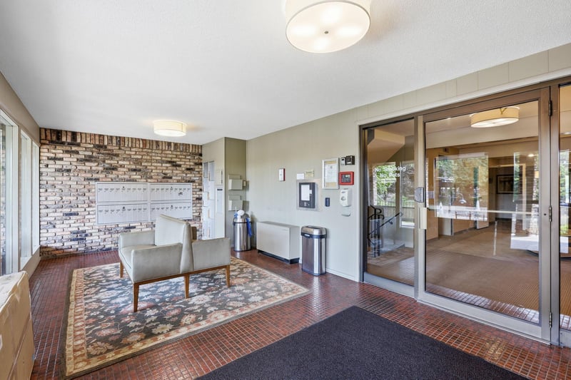 205 Barry Ave S #103, Wayzata, MN 55391