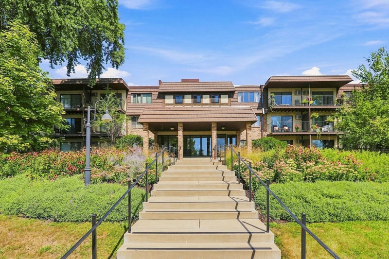 205 Barry Ave S #103, Wayzata, MN 55391