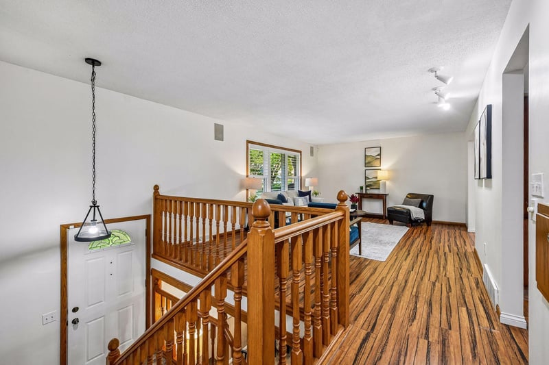 8113 Dakota Ln, Chanhassen, MN 55317
