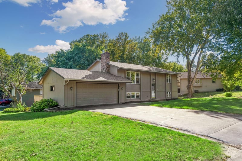 8113 Dakota Ln, Chanhassen, MN 55317