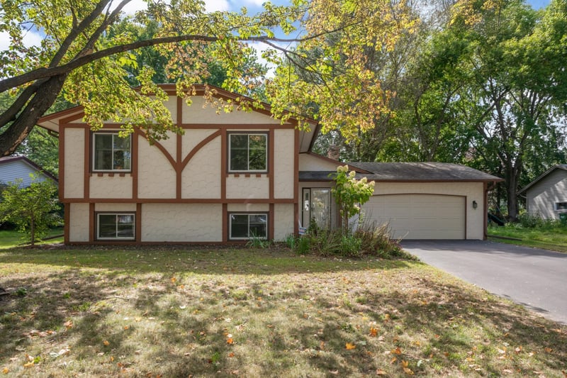 686 Maple Pond Ct, Shoreview, MN 55126