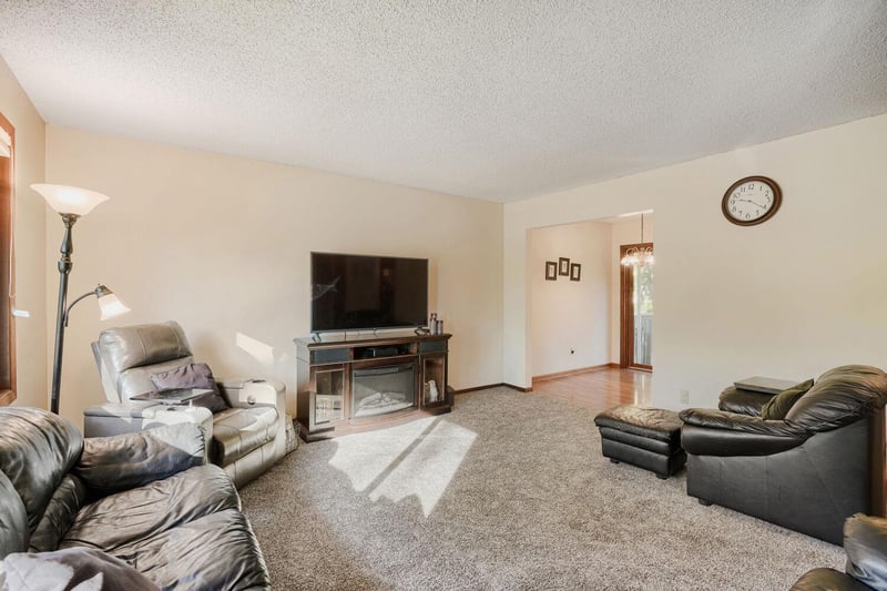 16820 Honeysuckle Ln, Eden Prairie, MN 55346