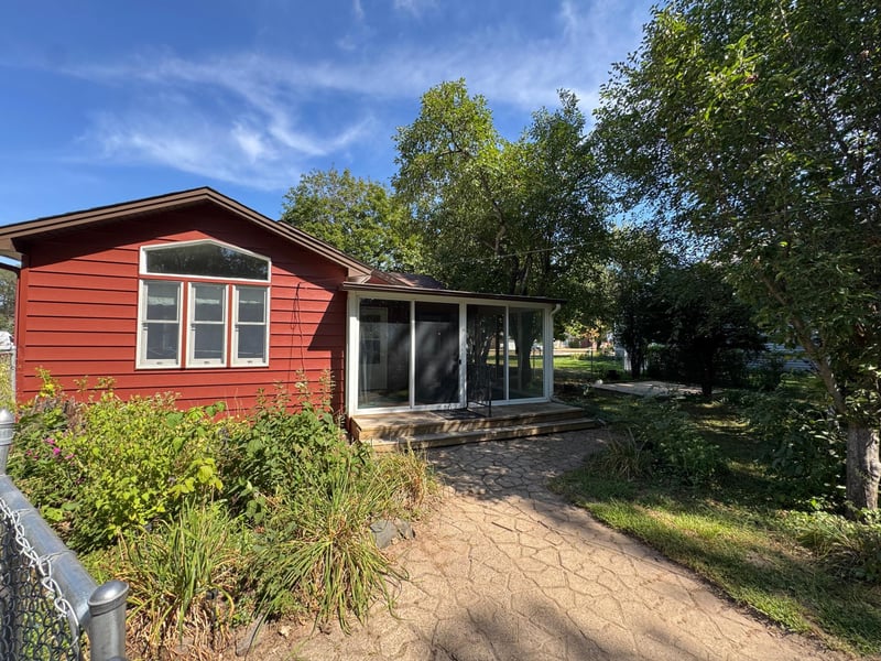 830 Sandhurst Dr W, Roseville, MN 55113