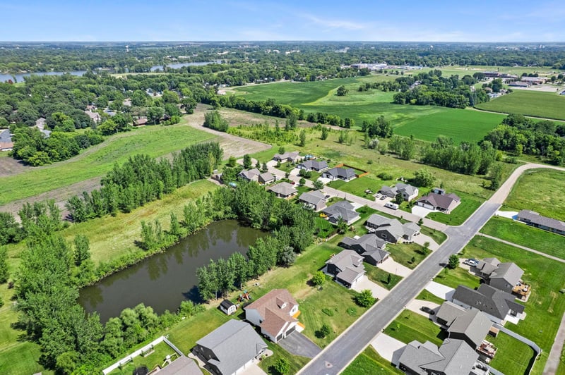 820 Willow Dr, Hutchinson, MN 55350